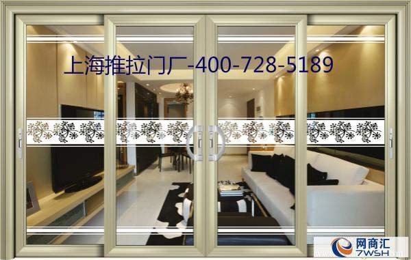 德国洋堂推拉门完全采用原生铝锭加工而成的型材可确保材料不变形并增加型材表面颜色的附着力。德国洋堂推拉门的设计原则:力求在门的正面减小型材所占的面积,使其具有更好的采光性和更好的视觉效果。 同时为了加强型材的强度,我们加大了型材厚度和其侧面的宽度。 特有的D型锁与拉手自然融为一体,在玻璃外镶嵌着立体的铝材料的装饰线条,不仅增加门的美感,而且增加了玻璃的强度。 德国洋堂推拉门特点 为更好使门窗于现代建筑完美融合我们在门窗内部使用木质材料,充分发挥木材温馨装饰效果,外部使用铝合金材料其表面进行各种颜色的喷涂,维