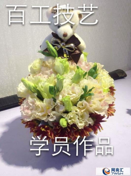在哪里可以进行插花培训 插花培训在哪里可以 插花嘉兴哪里开班了 嘉兴百工技艺教育中心 详细地址:嘉兴市南湖区中山路与少年路交叉口往北50米开盛大楼3楼 课程背景: 百工技艺花店专业插花班为无基础想开店的您量身定做,该课程长达一个月,可以一次性学习到和花店相关的所有知识。先进的花艺设计加实用的营销管理让您即懂插花又会经营。如果您是无基础,并且想拥有一家成功的花店,该课程是您的首选。 教学内容: 第一部分:开店和花艺常识学习 1、认识各种花名与花型。 2、各种鲜花的花语。 3、花店常用鲜花养护技巧。 4、鲜花