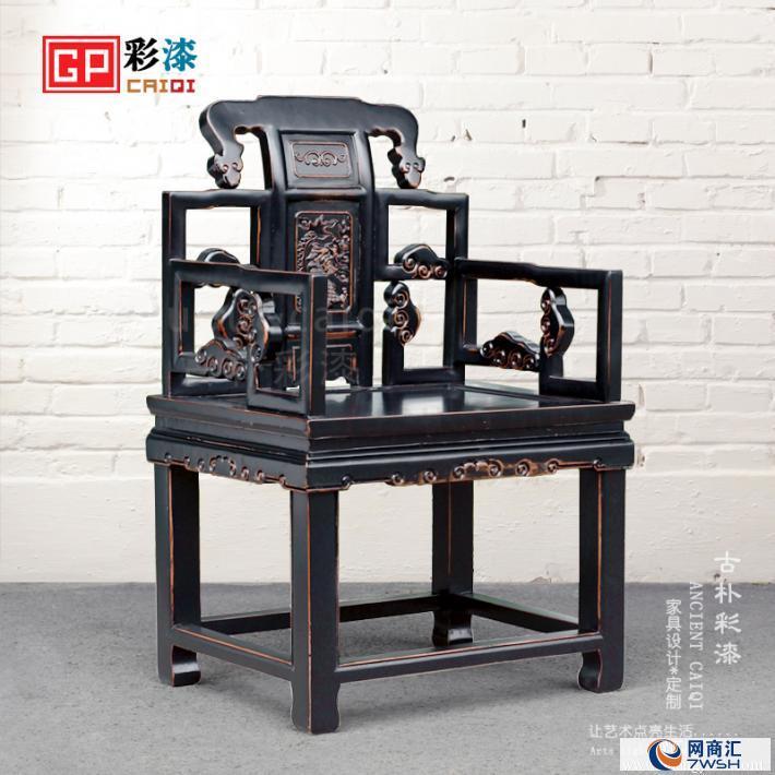 雕龙祥云太师椅是清式家具中级别较高的坐具。此太师椅用料厚重,选材精良,显示出大度的气质和风度,精致的浮雕和镂空雕图案给人以明快的感觉。工艺精湛,磨边做旧更显古朴稳重大方的效果。独特的纹饰为造型端庄肃穆的太师椅添加了几分柔和的典雅,是厅堂陈设和书房陈设的典型家具,是清代家具的完美典范,十分难得。 【家具名称】 太师龙椅 【家具品牌】 古朴彩漆 【专 柜 价】 2500 RMB 【淘 宝 价】 1190RMB 【家具编号】 GUPU117 【家具尺寸】 长宽高约630*500*990坐高470(mm) 【家具