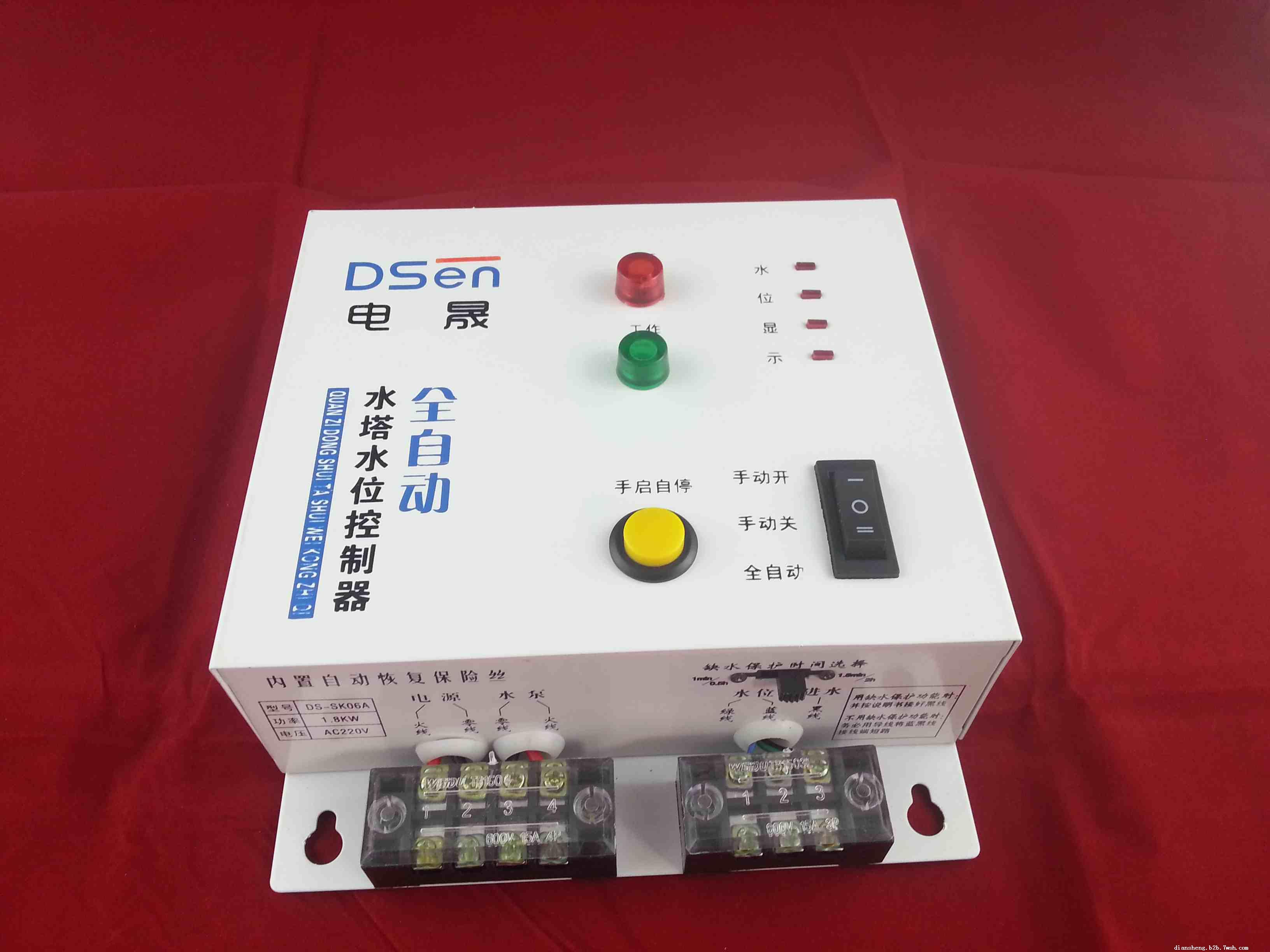 电晟水塔水位控制器是家庭、学校、工业用水必备产品:抽水功能:自动控制水泵或者电磁阀自动上水,水满自动停水。节省水资源,有缺水保护,防止水源没水时水泵空转,烧坏电机;排水功能:高水位时自动启动水泵或者电磁阀开始排水,到达最低水位,自动停止电机工作;全过程自动控制,一键实现所有功能,方便又实用.